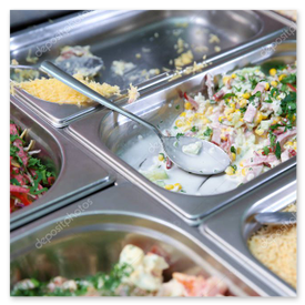 Mensa scolastica ordinata con vassoi.