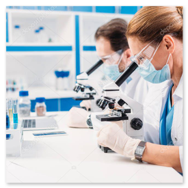 Laboratorio con strumenti scientifici.