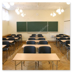 Aula luminosa con banchi e materiali.