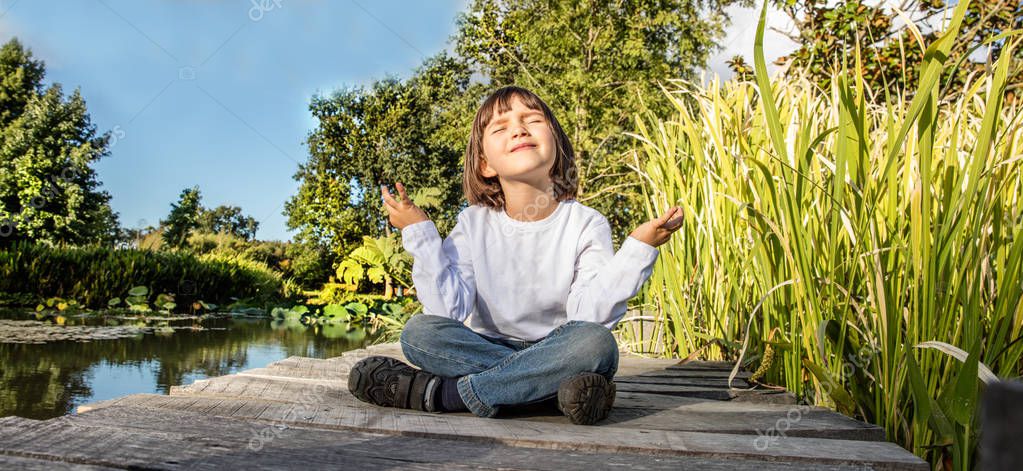 Bambini seduti che praticano esercizi di respirazione.