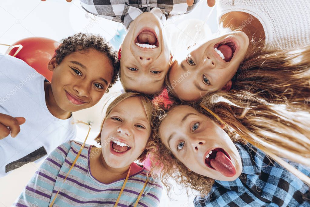 Bambini seduti in cerchio durante il circle time.