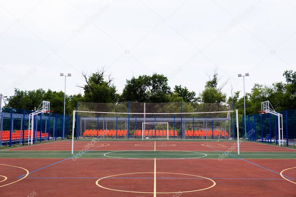 Bambini che giocano a squadra in cortile.
