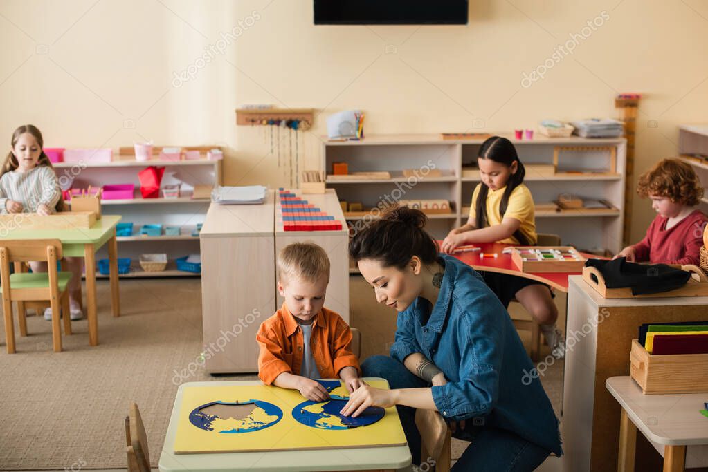 Bambini della scuola dell’infanzia mentre giocano e imparano.