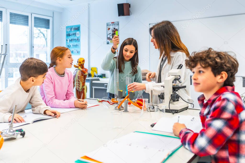 Bambini impegnati in un esperimento scientifico.