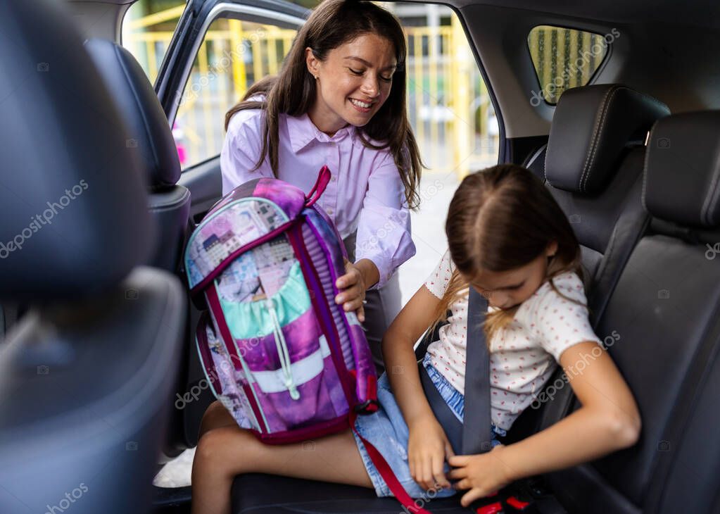 Bambini che collaborano in un’attività di cura reciproca.