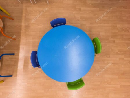 Aula dell’infanzia luminosa con angoli gioco.