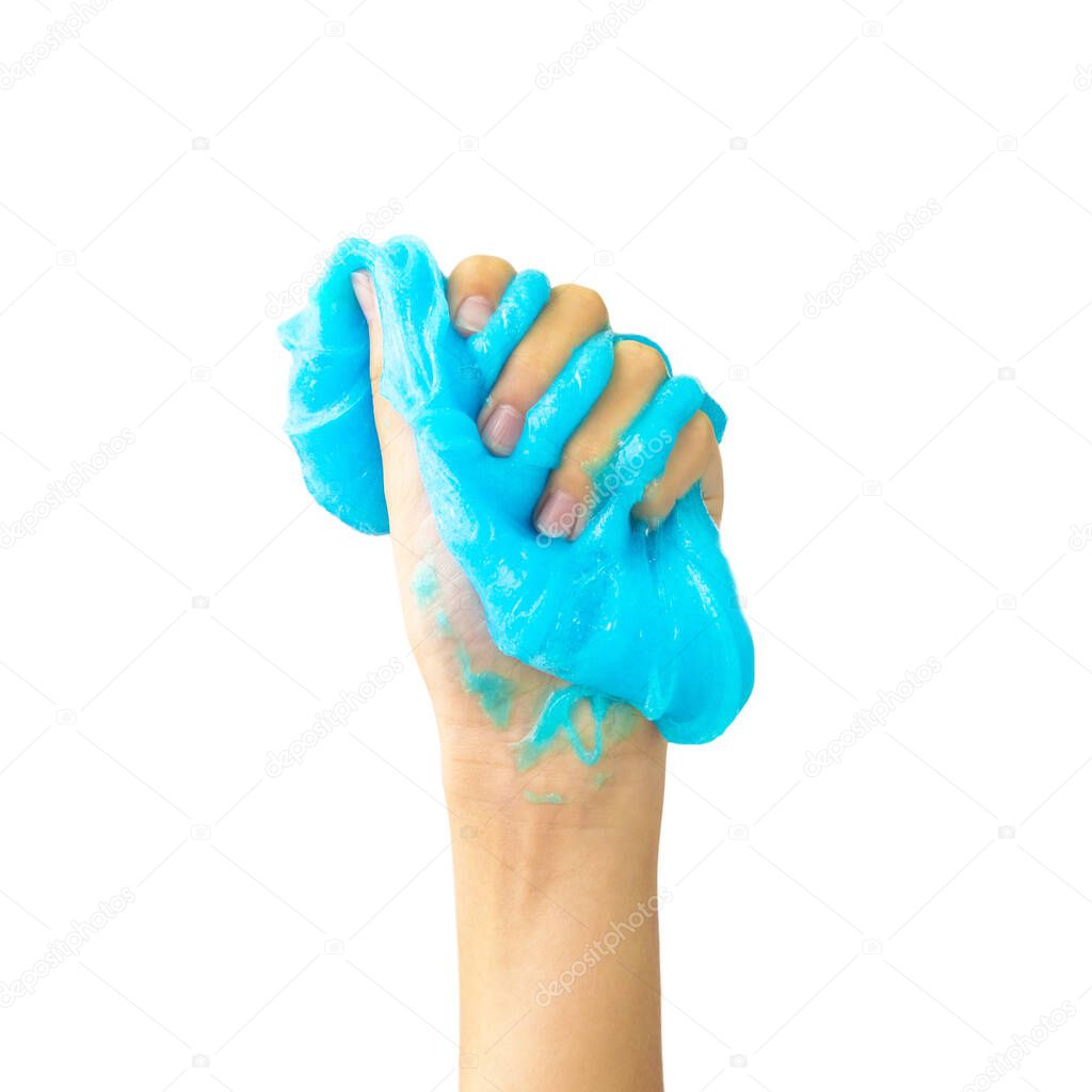 Bambini impegnati in un laboratorio creativo.